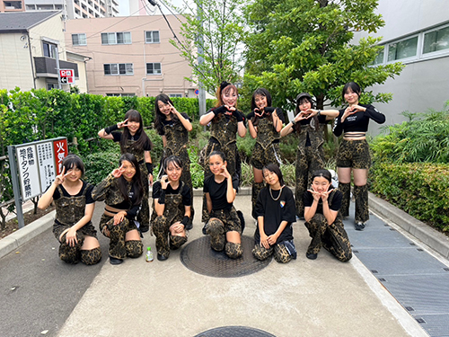 �g��